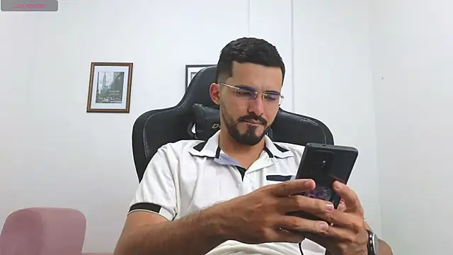 Snapshot of Massimoo_07 chatting on November 10, 2025, 9:47 pm Massimoo 07 online show from November 10, 2025, 9:47 pm