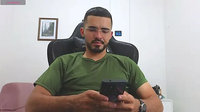 Snapshot of Massimoo_07 chatting on November 19, 2025, 7:25 pm Massimoo 07 online show from November 19, 2025, 7:25 pm