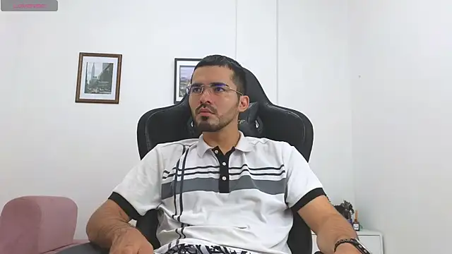 Snapshot of Massimoo_07 chatting on December 4, 2025, 2:37 pm Massimoo 07 online show from December 4, 2025, 2:37 pm