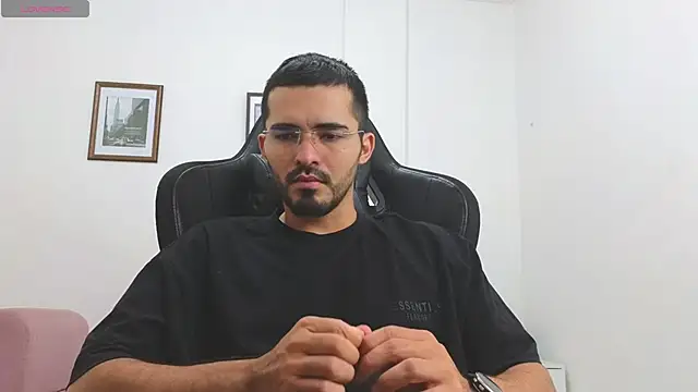 Snapshot of Massimoo_07 chatting on December 5, 2025, 6:04 pm Massimoo 07 online show from December 5, 2025, 6:04 pm