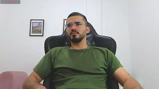 Snapshot of Massimoo_07 chatting on December 17, 2025, 6:25 pm Massimoo 07 online show from December 17, 2025, 6:25 pm