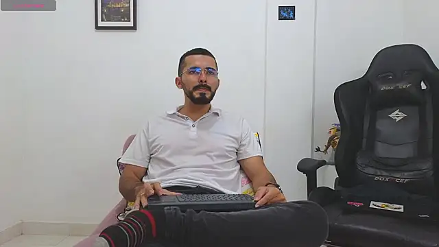 Snapshot of Massimoo_07 chatting on February 1, 2026, 8:40 pm Massimoo 07 online show from February 1, 2026, 8:40 pm