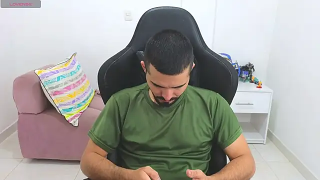 Snapshot of Massimoo_07 chatting on February 4, 2026, 5:52 pm Massimoo 07 online show from February 4, 2026, 5:52 pm