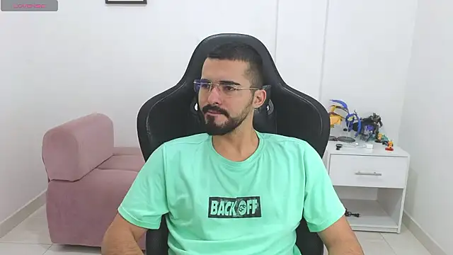 Snapshot of Massimoo_07 chatting on February 5, 2026, 5:17 pm Massimoo 07 online show from February 5, 2026, 5:17 pm