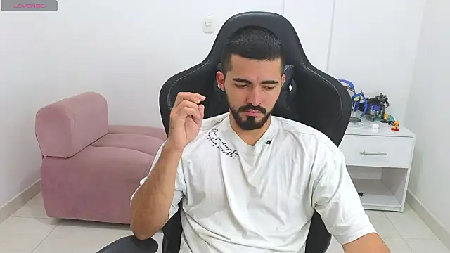 Snapshot of Massimoo_07 chatting on February 6, 2026, 5:38 pm Massimoo 07 online show from February 6, 2026, 5:38 pm