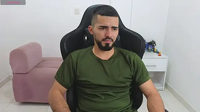 Snapshot of Massimoo_07 chatting on February 11, 2026, 8:25 pm Massimoo 07 online show from February 11, 2026, 8:25 pm