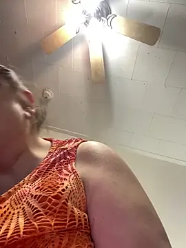 Snapshot of Luciouslouise72@xh chatting on January 7, 2026, 11:29 pm Luciouslouise72xh online show from January 7, 2026, 11:29 pm