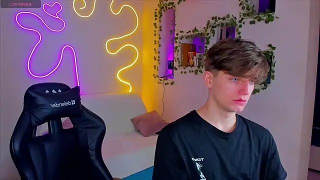 RobertAndLinela online show from January 22, 2025, 4:55 pm