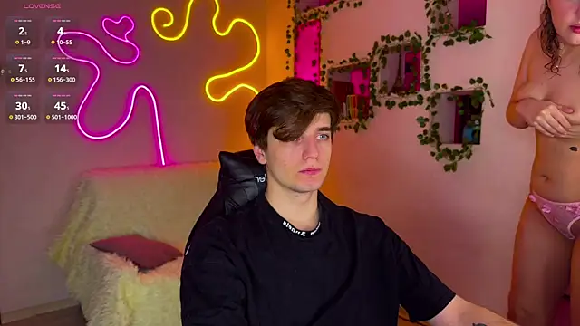 RobertAndLinela online show from March 21, 2025, 6:18 pm