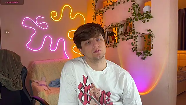 RobertAndLinela online show from October 12, 2025, 1:32 pm