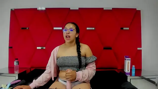 Snapshot of IsabellRodriguez18 chatting on January 8, 2025, 10:04 am IsabellRodriguez18 online show from January 8, 2025, 10:04 am