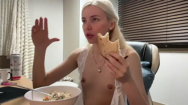 Snapshot of yunasuka chatting on January 1, 2025, 3:24 pm yunasuka online show from January 1, 2025, 3:24 pm