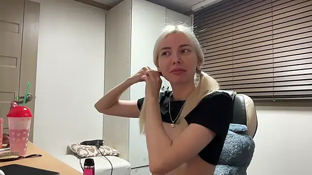 Snapshot of yunasuka chatting on January 6, 2025, 9:19 am yunasuka online show from January 6, 2025, 9:19 am