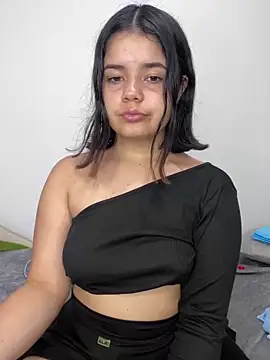 Snapshot of pretty_angela1 chatting on February 4, 2025, 4:37 am pretty angela1 online show from February 4, 2025, 4:37 am