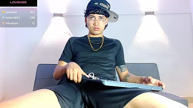 Snapshot of Br4ndxpimm chatting on January 6, 2026, 4:11 pm Br4ndxpimm online show from January 6, 2026, 4:11 pm