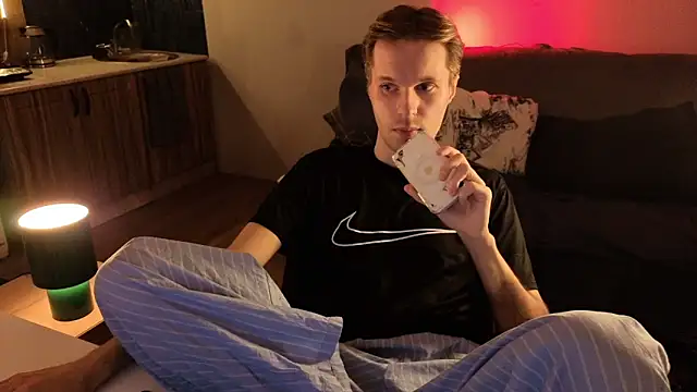 Snapshot of Leonnextdoor chatting on February 4, 2026, 7:09 pm Leonnextdoor online show from February 4, 2026, 7:09 pm