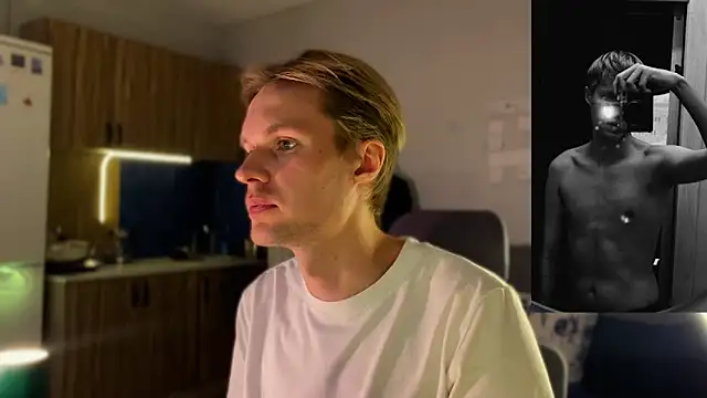 Snapshot of Leonnextdoor chatting on February 5, 2026, 7:18 pm Leonnextdoor online show from February 5, 2026, 7:18 pm