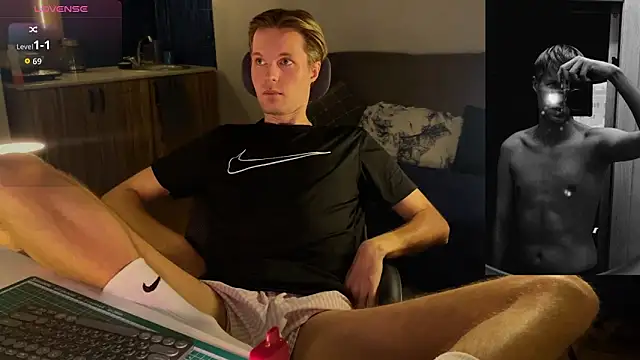 Snapshot of Leonnextdoor chatting on February 7, 2026, 7:17 pm Leonnextdoor online show from February 7, 2026, 7:17 pm