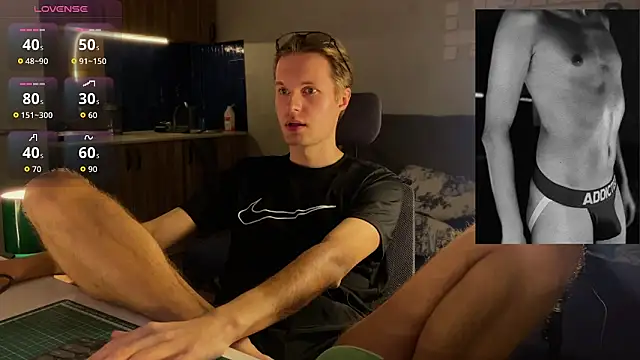 Snapshot of Leonnextdoor chatting on February 12, 2026, 6:25 pm Leonnextdoor online show from February 12, 2026, 6:25 pm