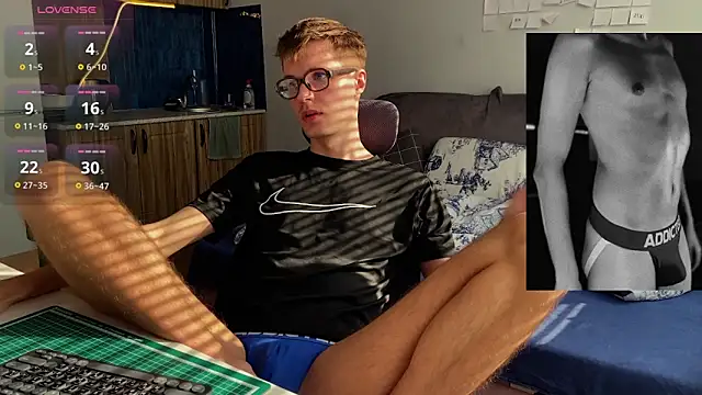 Snapshot of Leonnextdoor chatting on February 28, 2026, 7:53 am Leonnextdoor online show from February 28, 2026, 7:53 am