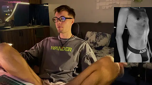 Snapshot of Leonnextdoor chatting on March 8, 2026, 2:21 pm Leonnextdoor online show from March 8, 2026, 2:21 pm