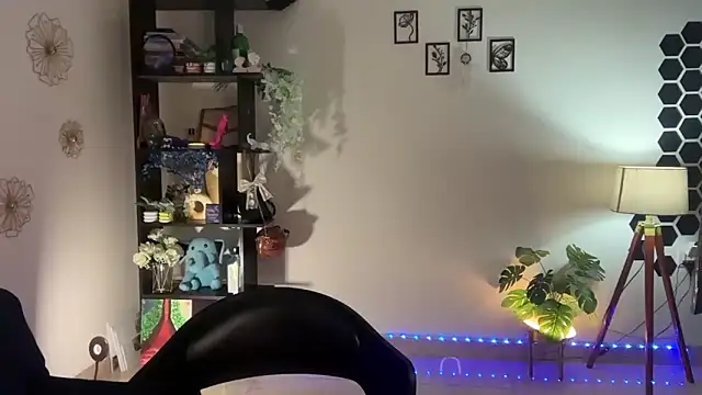 Snapshot of roseofvenom chatting on November 16, 2025, 8:47 pm roseofvenom online show from November 16, 2025, 8:47 pm