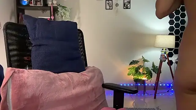 Snapshot of roseofvenom chatting on December 5, 2025, 8:38 pm roseofvenom online show from December 5, 2025, 8:38 pm