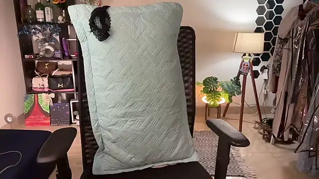 Snapshot of roseofvenom chatting on February 6, 2026, 7:39 pm roseofvenom online show from February 6, 2026, 7:39 pm