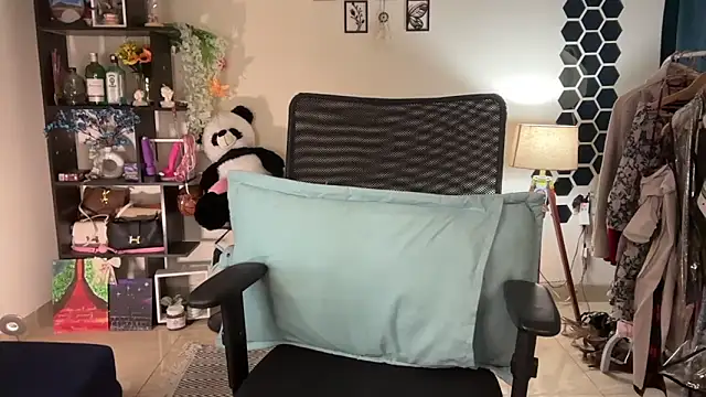 Snapshot of roseofvenom chatting on February 7, 2026, 7:39 pm roseofvenom online show from February 7, 2026, 7:39 pm