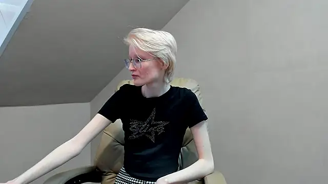 ElizabethHarpper online show from March 21, 2025, 10:50 am