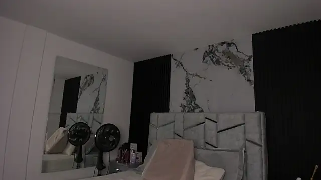 daniiphoeniixx online show from March 3, 2025, 7:28 pm