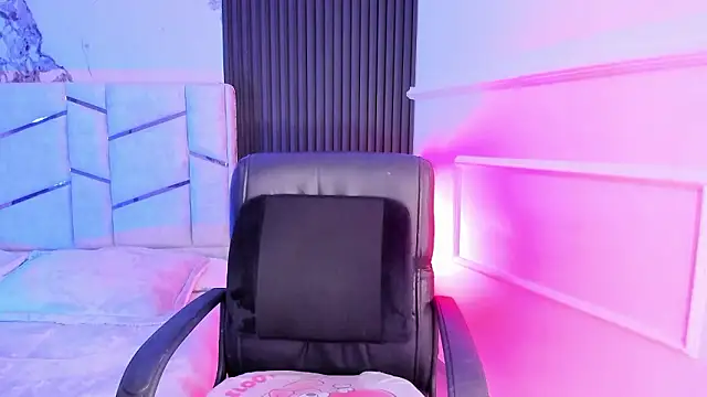 Snapshot of daniiphoeniixx chatting on February 27, 2026, 11:43 am daniiphoeniixx online show from February 27, 2026, 11:43 am