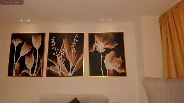 NiaSalvatore online show from October 22, 2025, 7:57 pm