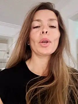 Snapshot of karina_warthon chatting on September 24, 2025, 5:38 pm karina warthon online show from September 24, 2025, 5:38 pm