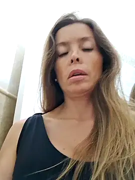 karina warthon online show from October 17, 2025, 5:26 pm