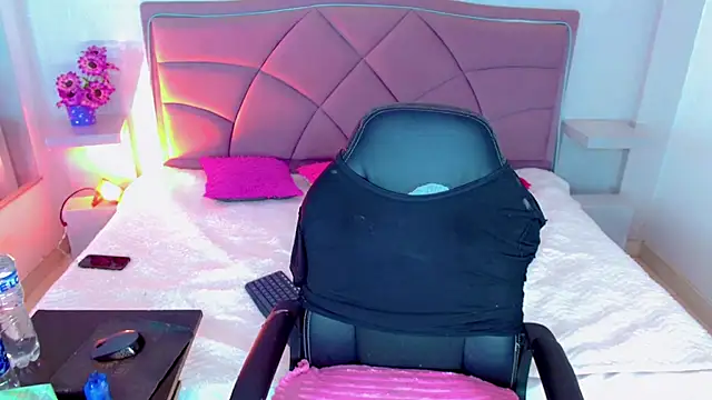 Snapshot of Carolaine01 chatting on October 13, 2025, 5:46 pm Carolaine01 online show from October 13, 2025, 5:46 pm