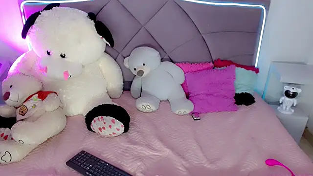 Snapshot of Carolaine01 chatting on November 14, 2025, 4:06 pm Carolaine01 online show from November 14, 2025, 4:06 pm