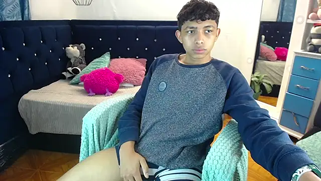 Snapshot of twinkmilk_ chatting on March 18, 2025, 9:21 pm twinkmilk online show from March 18, 2025, 9:21 pm