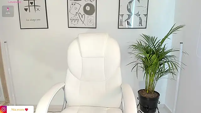 Snapshot of NiiaEvanss chatting on March 12, 2025, 8:41 pm NiiaEvanss online show from March 12, 2025, 8:41 pm