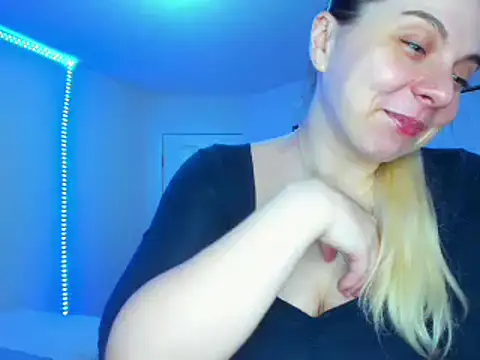 Snapshot of HappyIva chatting on March 2, 2025, 11:39 am HappyIva online show from March 2, 2025, 11:39 am
