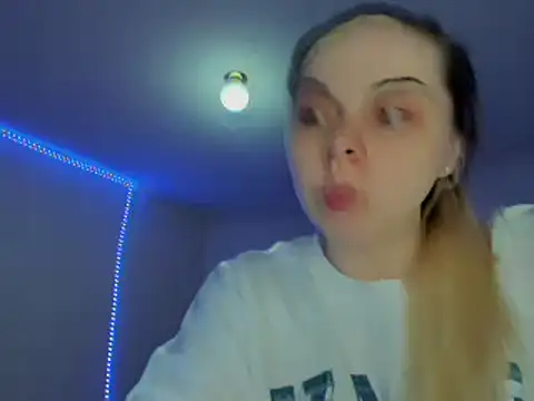 Snapshot of HappyIva chatting on March 4, 2025, 3:44 am HappyIva online show from March 4, 2025, 3:44 am