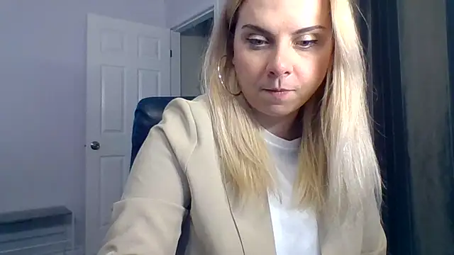 Snapshot of HappyIva chatting on October 5, 2025, 12:31 am HappyIva online show from October 5, 2025, 12:31 am