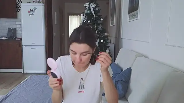 Snapshot of KristineEsme chatting on December 17, 2025, 5:24 am KristineEsme online show from December 17, 2025, 5:24 am