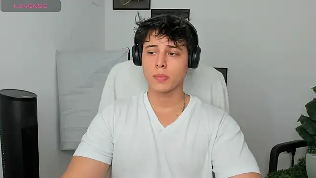 Snapshot of Thom_Ohtani chatting on March 7, 2025, 2:04 am Thom Ohtani online show from March 7, 2025, 2:04 am