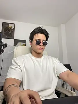 Snapshot of Thom_Ohtani chatting on March 13, 2025, 2:27 am Thom Ohtani online show from March 13, 2025, 2:27 am