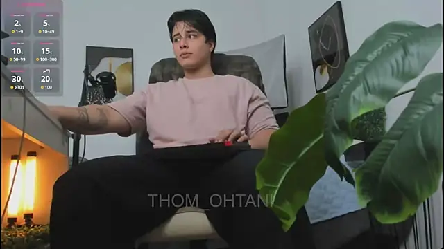 Snapshot of Thom_Ohtani chatting on May 3, 2026, 9:43 pm Thom Ohtani online show from May 3, 2026, 9:43 pm
