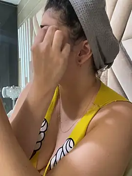 MilaRux online show from November 7, 2025, 7:36 pm