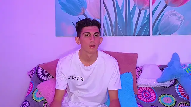 Snapshot of Ana_and_Leo chatting on December 21, 2025, 2:35 pm Ana and Leo online show from December 21, 2025, 2:35 pm