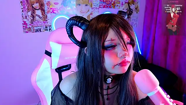 Snapshot of LaytonBox chatting on February 10, 2025, 3:35 am LaytonBox online show from February 10, 2025, 3:35 am