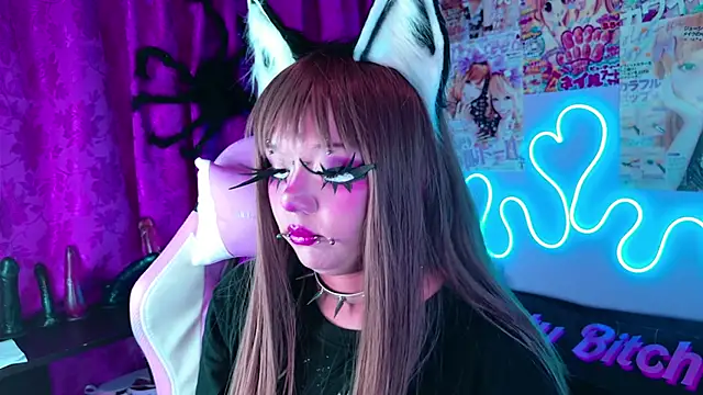 Snapshot of LaytonBox chatting on March 2, 2025, 11:42 pm LaytonBox online show from March 2, 2025, 11:42 pm